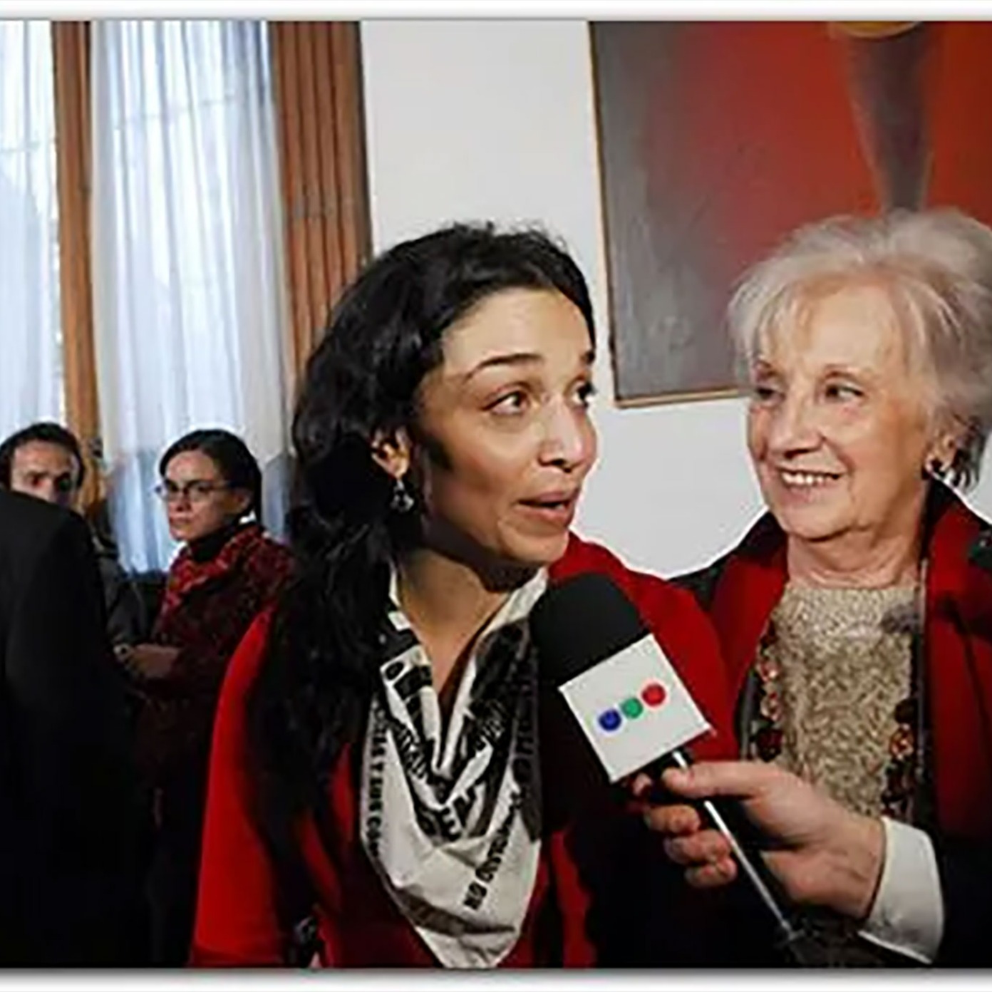 Verónica en la conferencia de prensa de la restitución de su hermana.